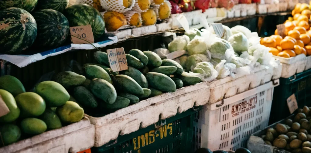 sayuran dan buah-buahan yang dipajang
