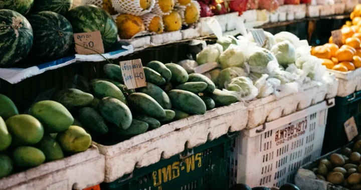 sayuran dan buah-buahan yang dipajang