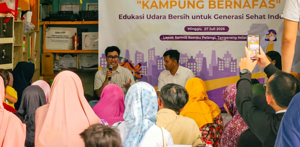 foto punggung orang-orang menyimak penjelasan dari dua narasumber di depan
