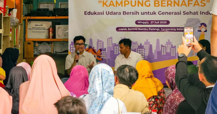 foto punggung orang-orang menyimak penjelasan dari dua narasumber di depan