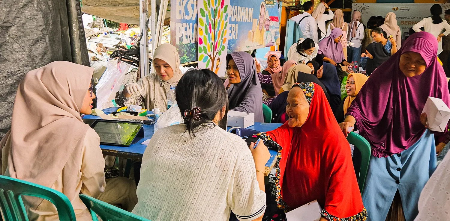 beberapa ibu-ibu menerima layanan pemeriksaan kesehatan