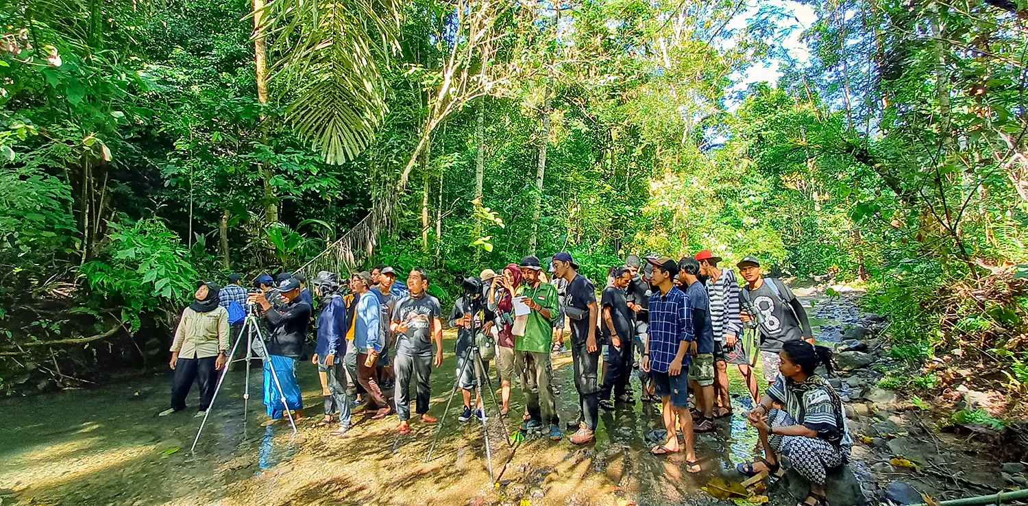 sekelompok orang mengamati burung di hutan