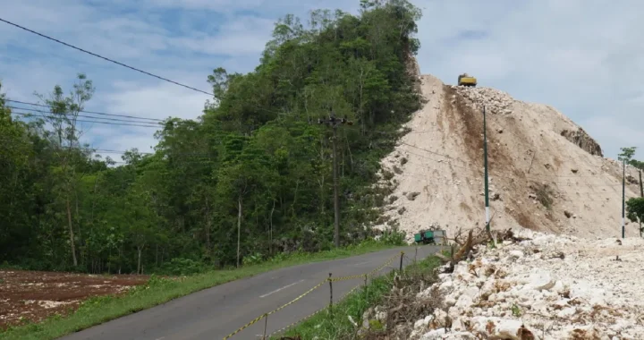 Bukit karst dilihat dari tepi jalan.