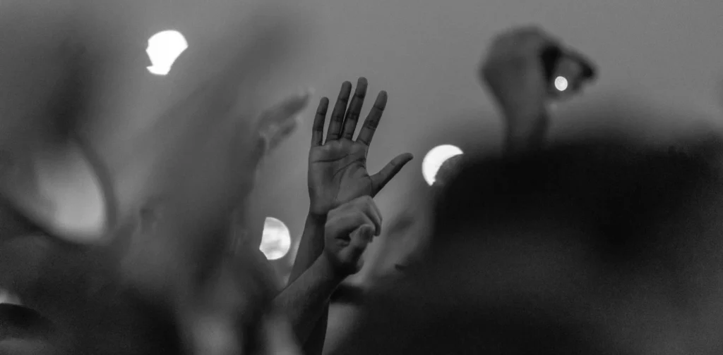 foto hitam putih tangan-tangan yang terangkat