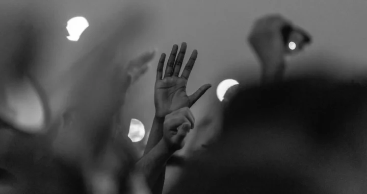 foto hitam putih tangan-tangan yang terangkat