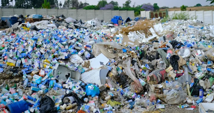 tumpukan sampah yang menggunung di tempat terbuka