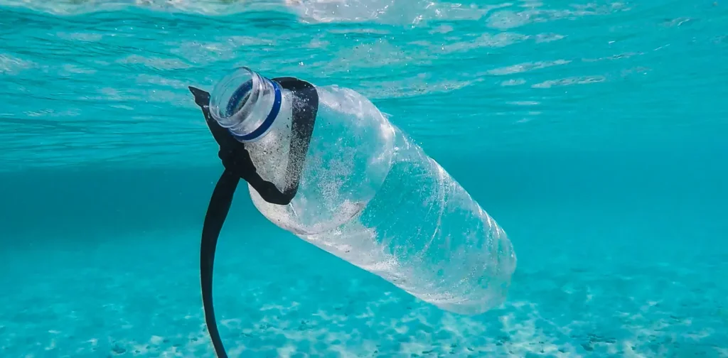 botol plastik yang mengapung di dalam air