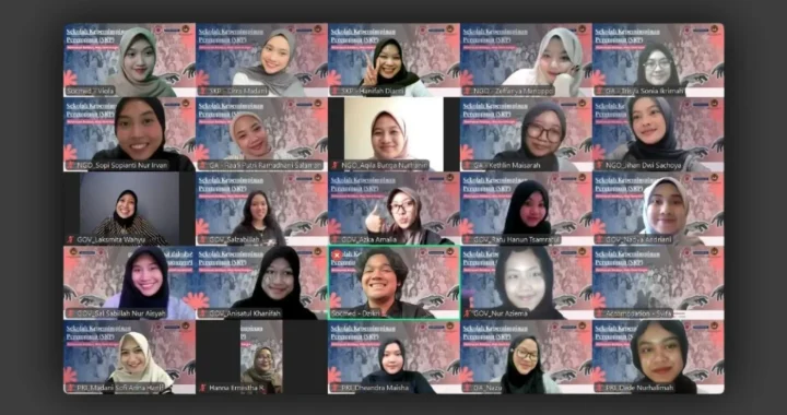 sekelompok orang di layar zoom