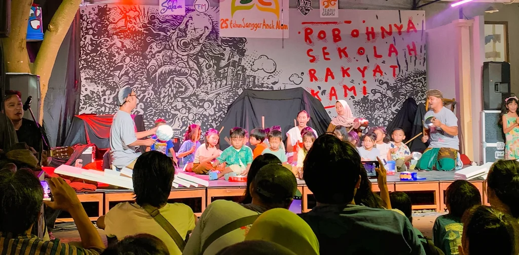 orang-orang menonton pertunjukan teater “Robohnya Sekolah Rakyat Kami”