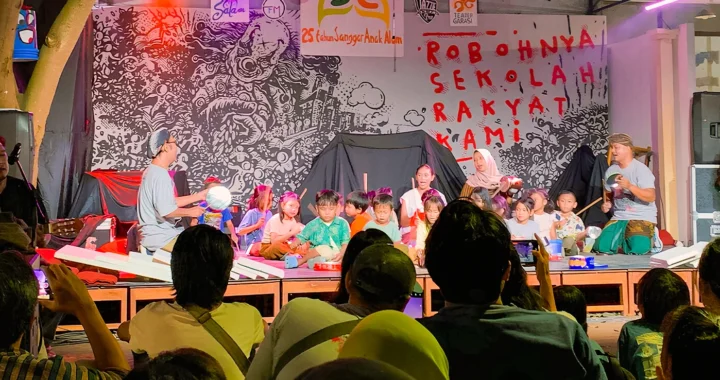 orang-orang menonton pertunjukan teater “Robohnya Sekolah Rakyat Kami”