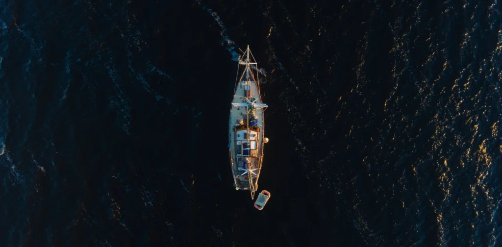 foto kapal di lautan biru gelap dari atas udara