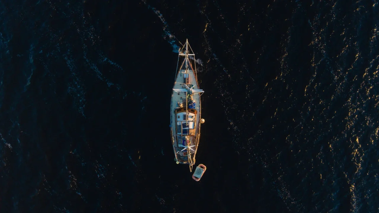 foto kapal di lautan biru gelap dari atas udara
