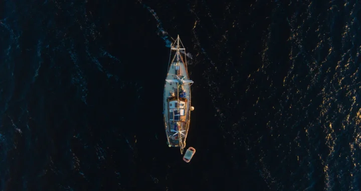 foto kapal di lautan biru gelap dari atas udara