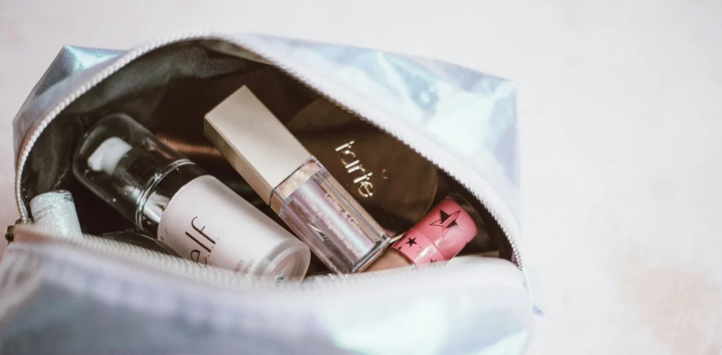 alat-alat makeup di dalam wadah