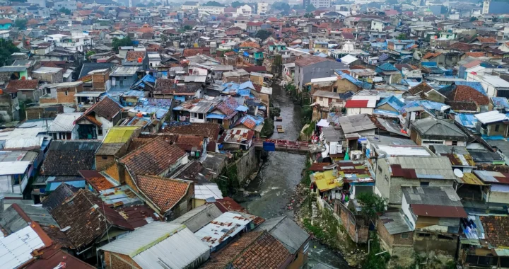 foto udara pemukiman padat yang ada di dekat bantaran sungai perkotaan