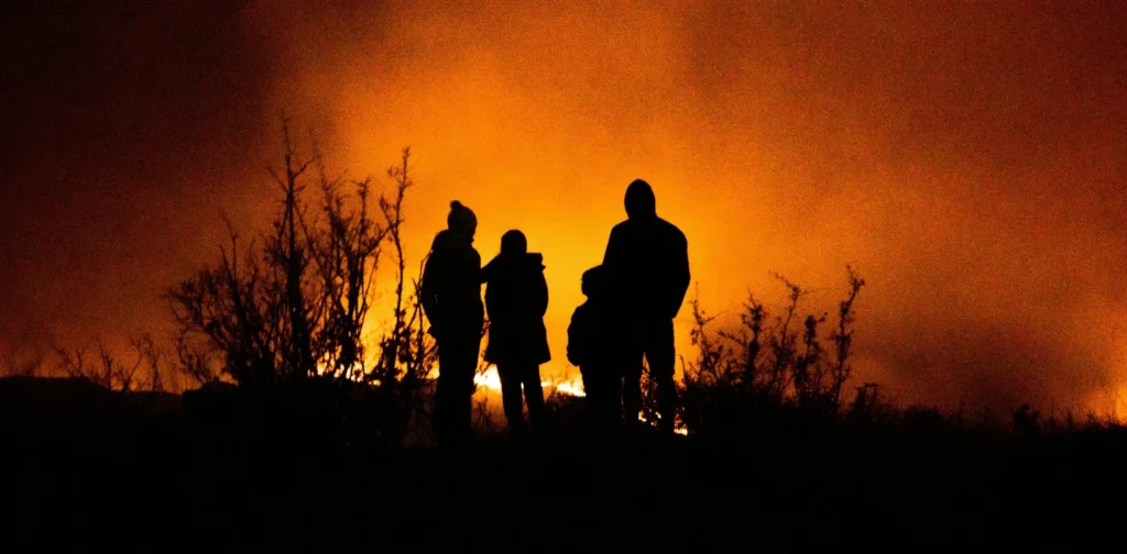 Siluet keluarga menyaksikan bencana kebakaran hutan