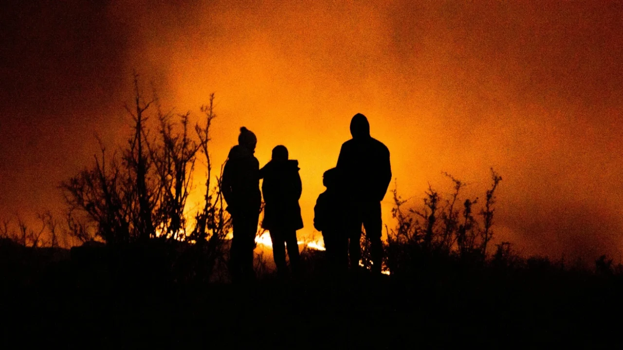 Siluet keluarga menyaksikan bencana kebakaran hutan