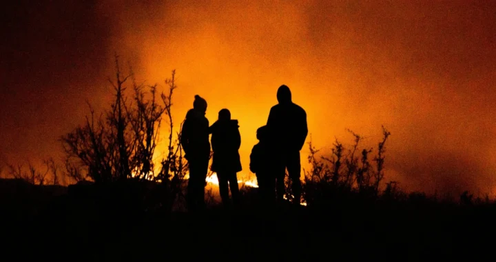 Siluet keluarga menyaksikan bencana kebakaran hutan