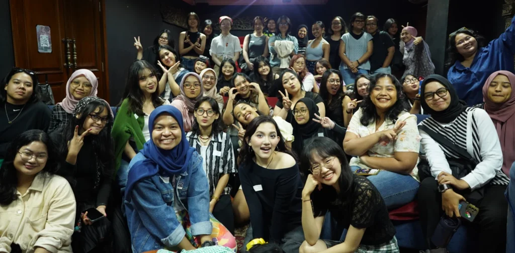 sekelompok perempuan muda berfoto bersama