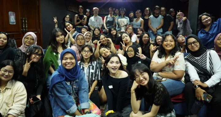 sekelompok perempuan muda berfoto bersama