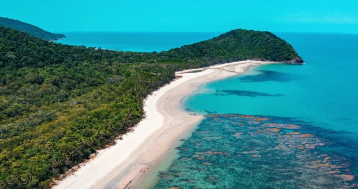 foto daerah pesisir dengan air laut biru
