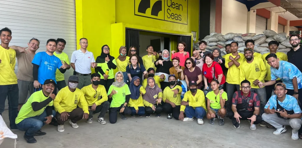 sekelompok orang berbaju kuning berfoto bersama