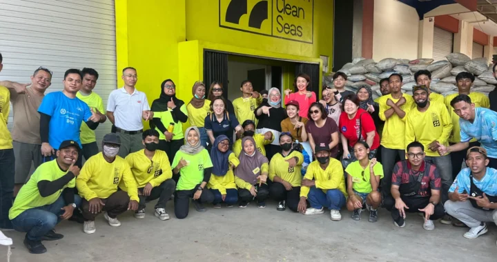 sekelompok orang berbaju kuning berfoto bersama