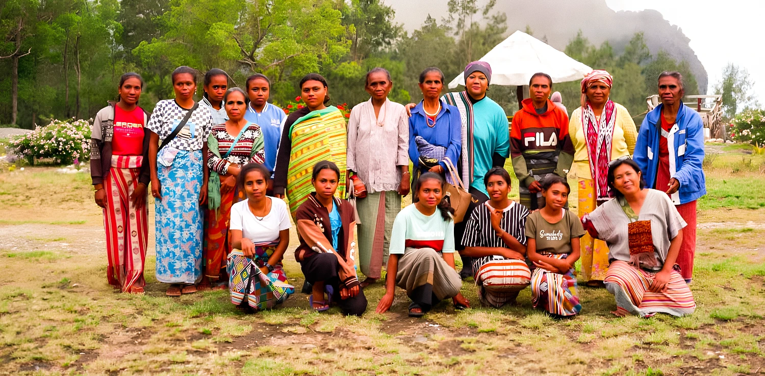 Para perempuan Mollo berfoto dengan latar gunung karst