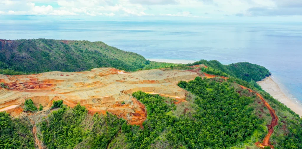 lanskap pulau kecil dengan pepohonan hijau dan tambang.