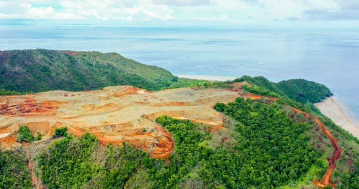 lanskap pulau kecil dengan pepohonan hijau dan tambang.