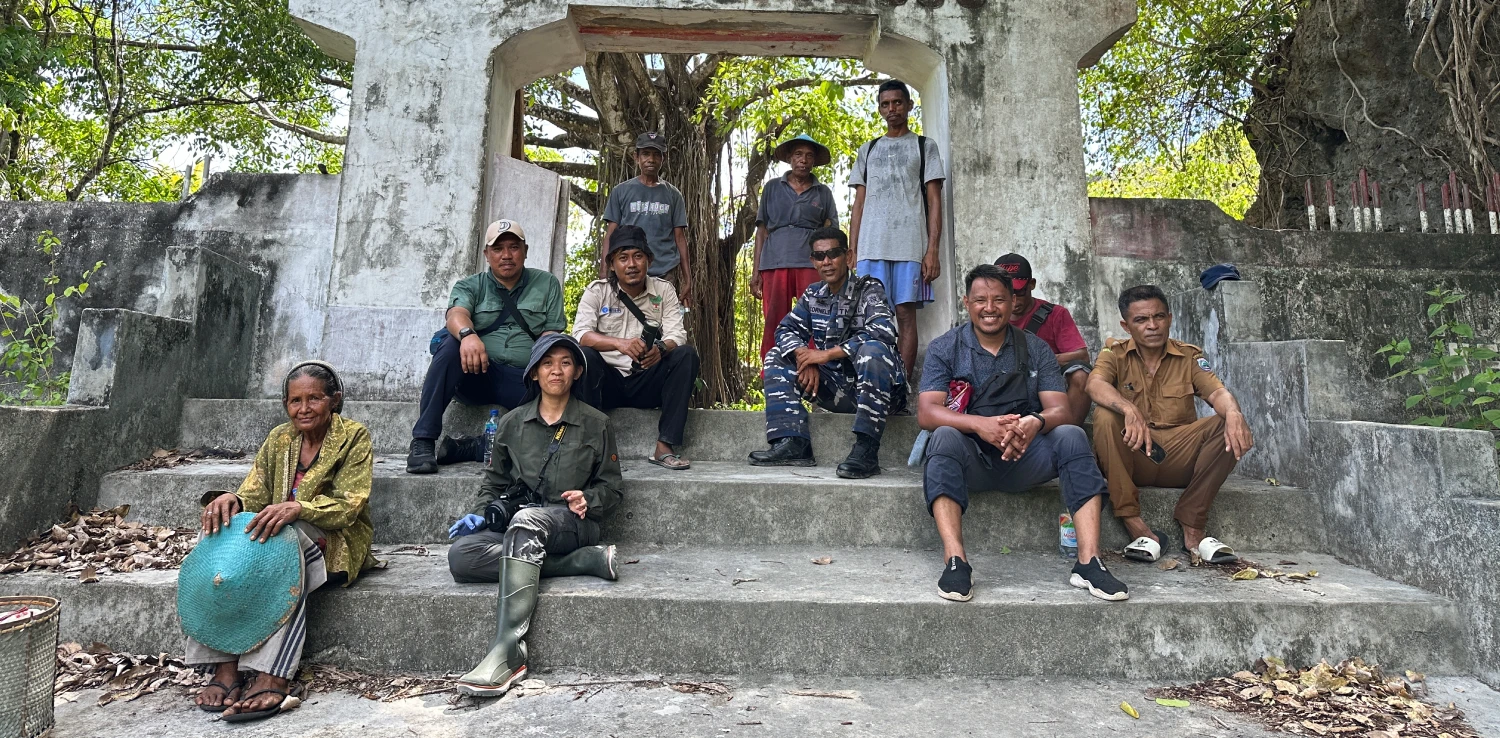 beberapa orang berfoto bersama