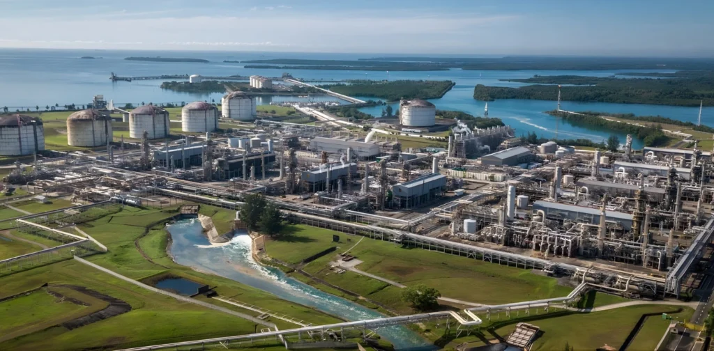 Fasilitas LNG di dekat laut.