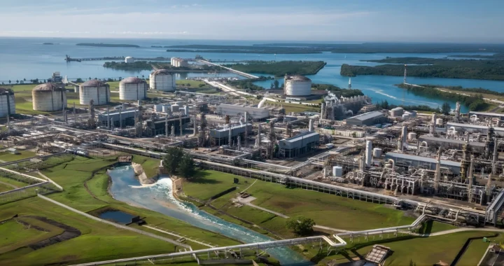 Fasilitas LNG di dekat laut.