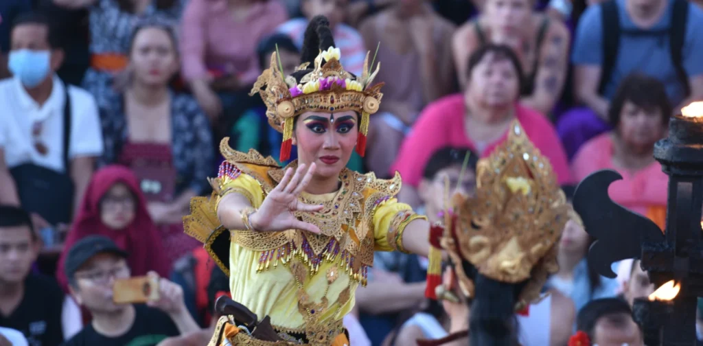 Dua perempuan menampilkan tarian Bali di hadapan penonton.