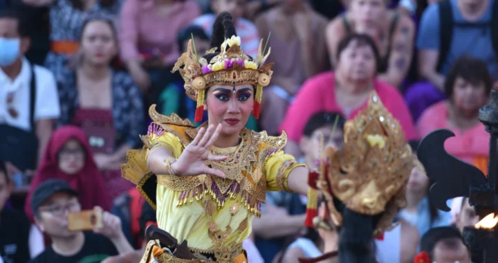 Dua perempuan menampilkan tarian Bali di hadapan penonton.