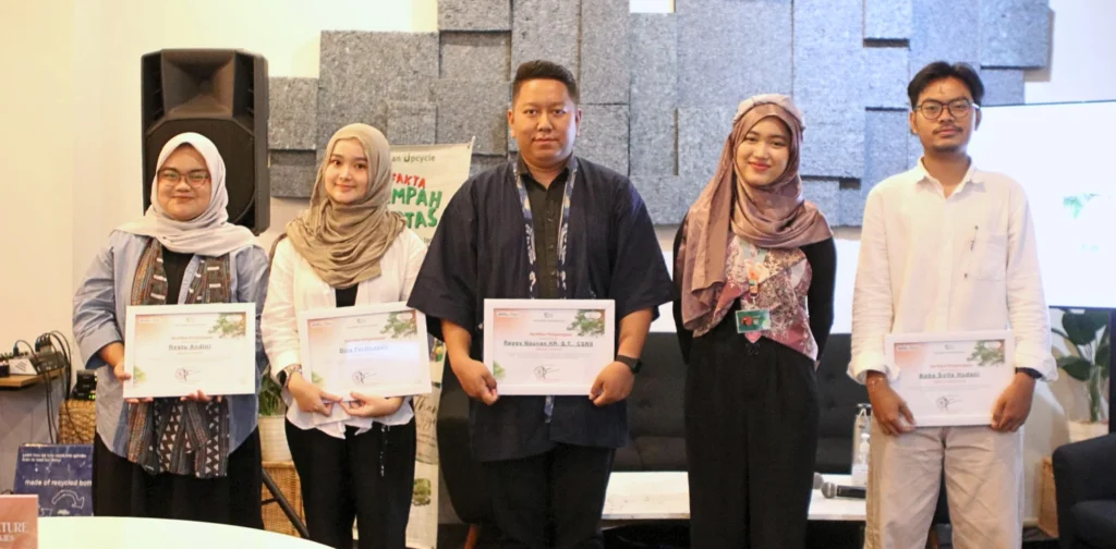 lima orang berdiri membawa pigura berisikan sertifikat