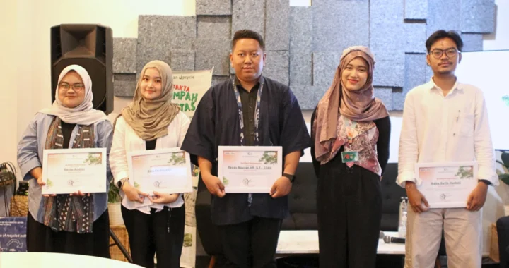 lima orang berdiri membawa pigura berisikan sertifikat