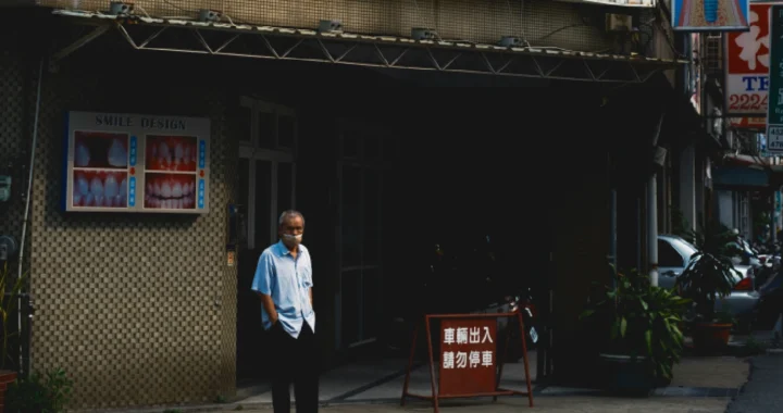 seseorang bermasker di depan klinik