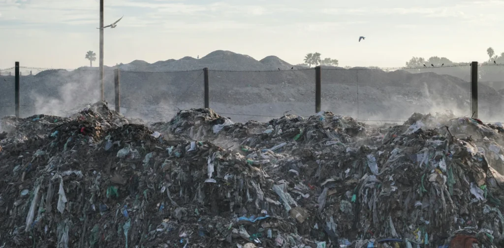 tumpukan sampah yang dibakar