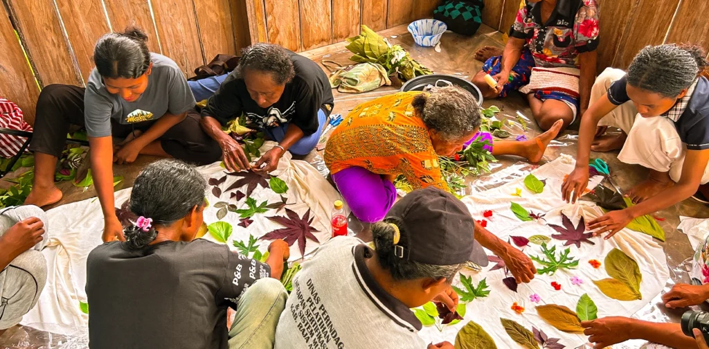tujuh perempuan sedang membuat kan dengan teknik eco-print.