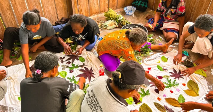 tujuh perempuan sedang membuat kan dengan teknik eco-print.