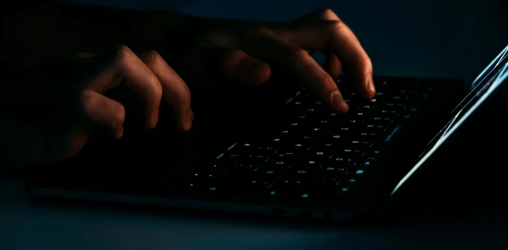 seseorang mengetik di keyboard laptop