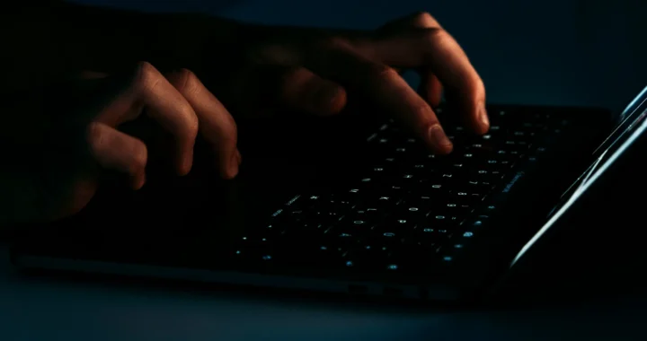 seseorang mengetik di keyboard laptop