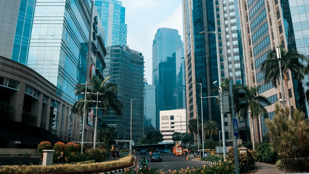 pemandangan kota dengan banyak bangunan pencakar langit