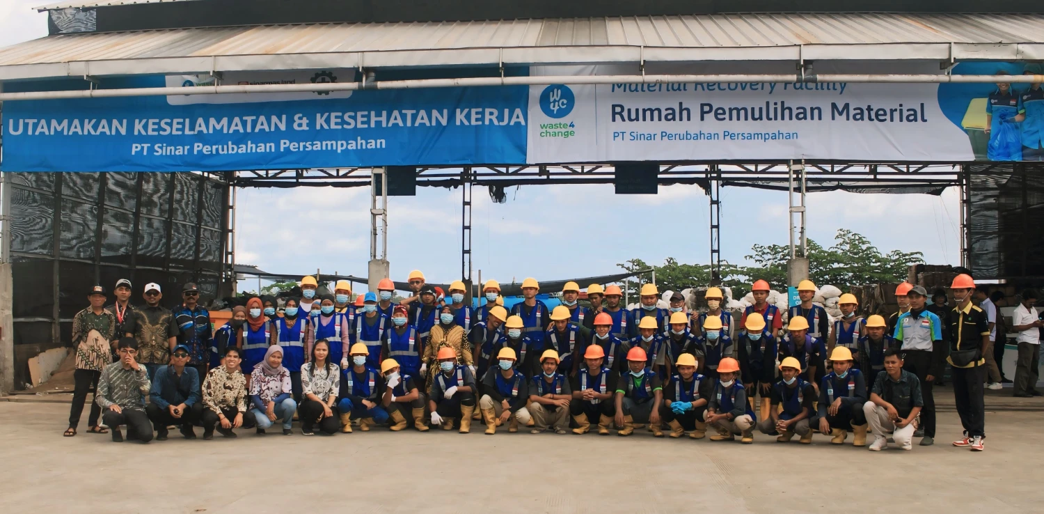 sekelompok orang berfoto bersama