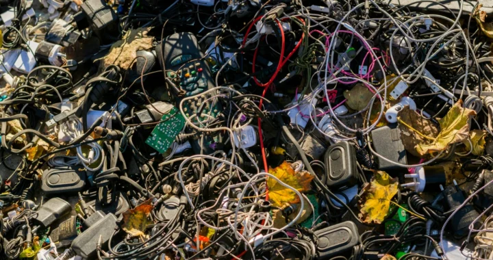 tumpukan alat-alat dan komponen elektronik.