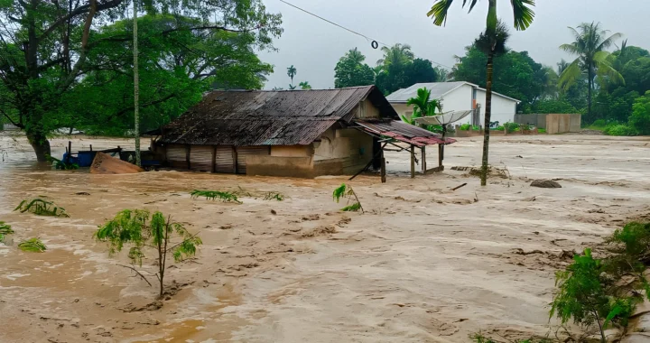 Sebuah rumah terendam banjir.