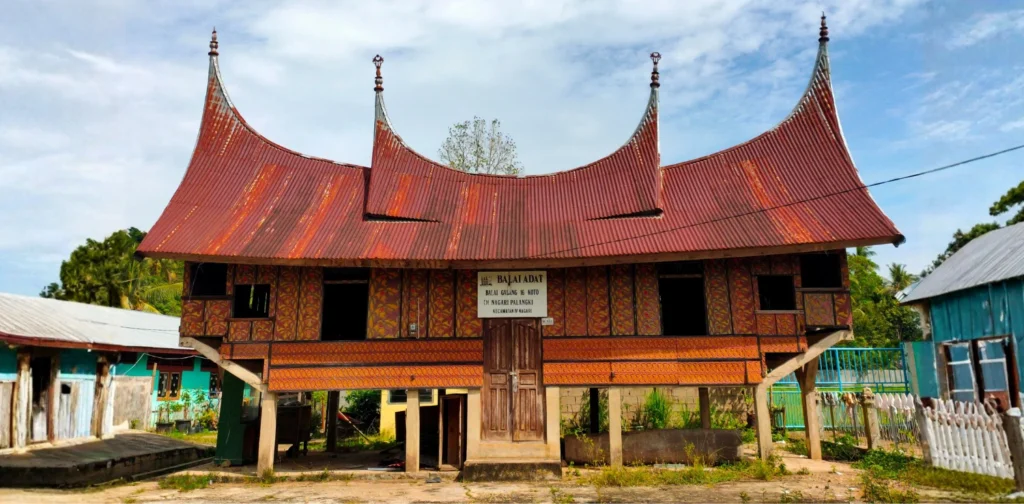 rumah tradisional dengan pilar untuk meninggikan lantai