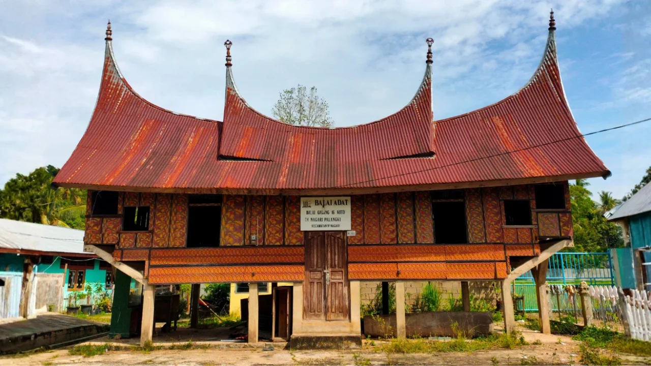 rumah tradisional dengan pilar untuk meninggikan lantai