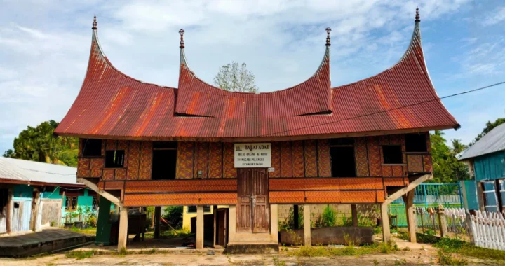rumah tradisional dengan pilar untuk meninggikan lantai
